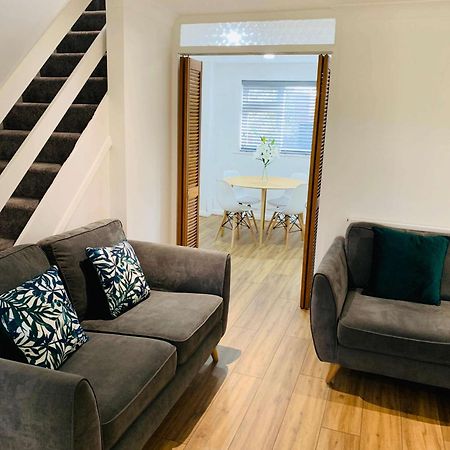 Spacious House, Free Parking & Patio Garden Farnham  Extérieur photo