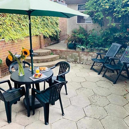 Spacious House, Free Parking & Patio Garden Farnham  Extérieur photo