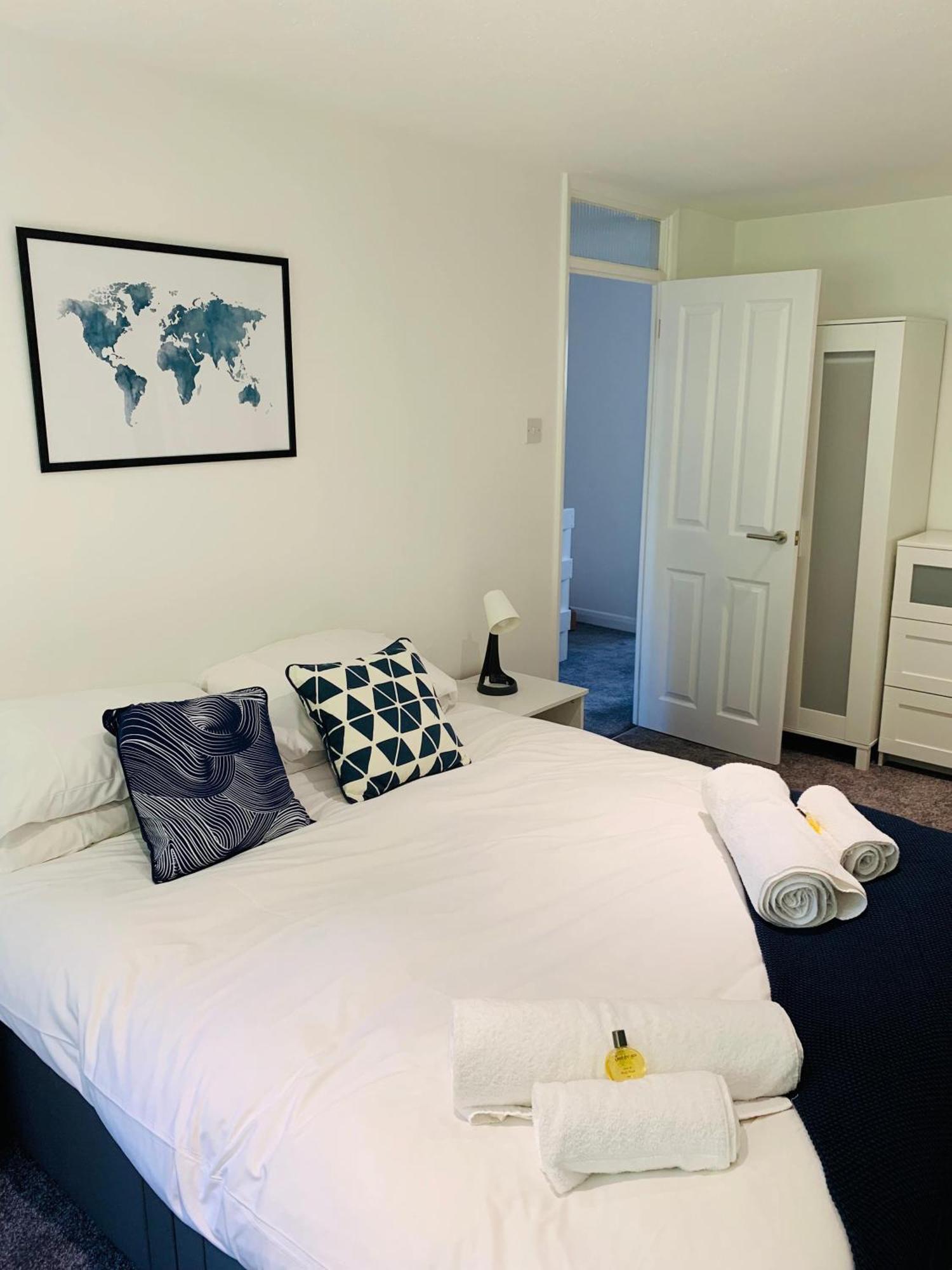 Spacious House, Free Parking & Patio Garden Farnham  Extérieur photo