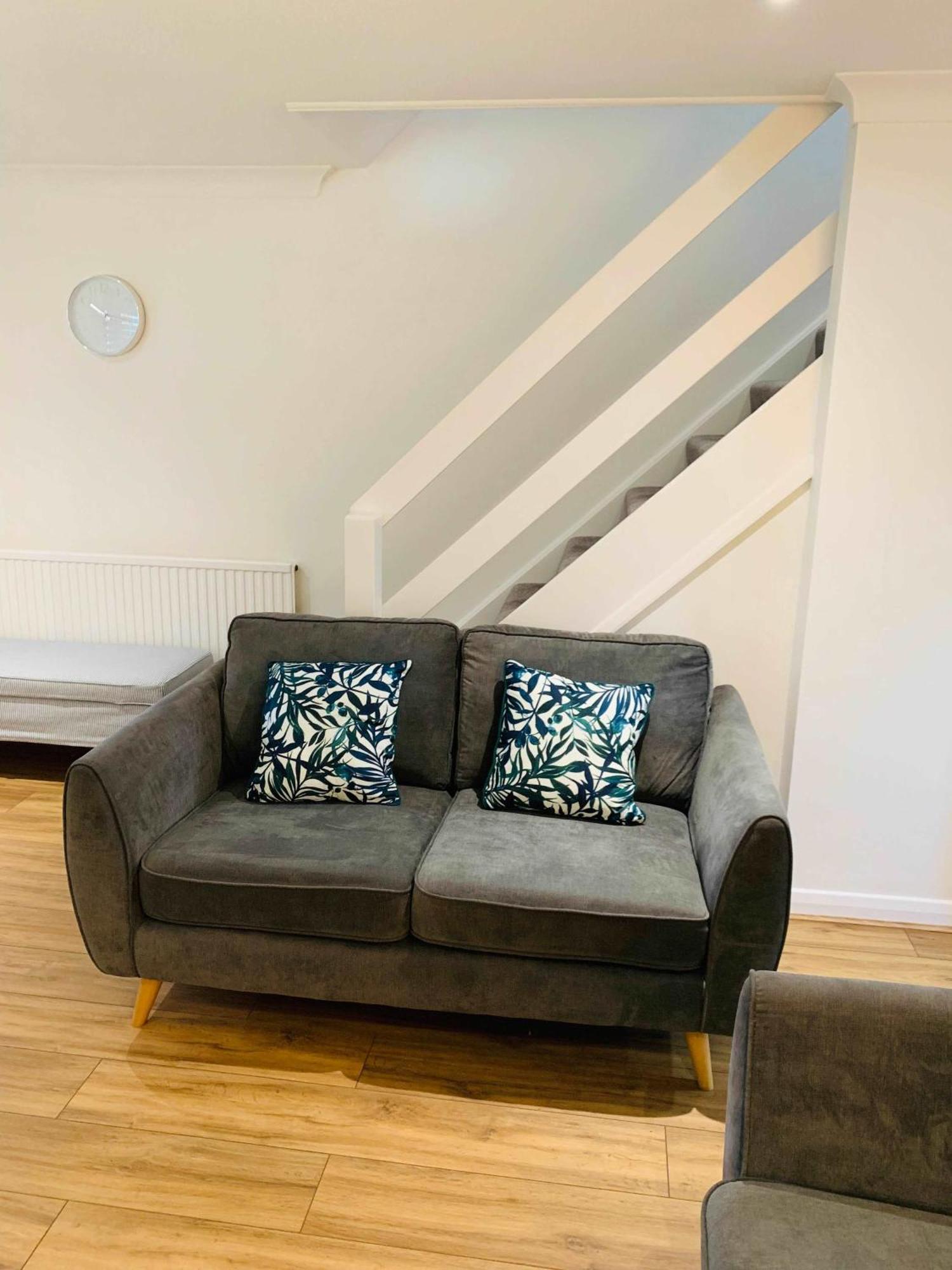 Spacious House, Free Parking & Patio Garden Farnham  Extérieur photo