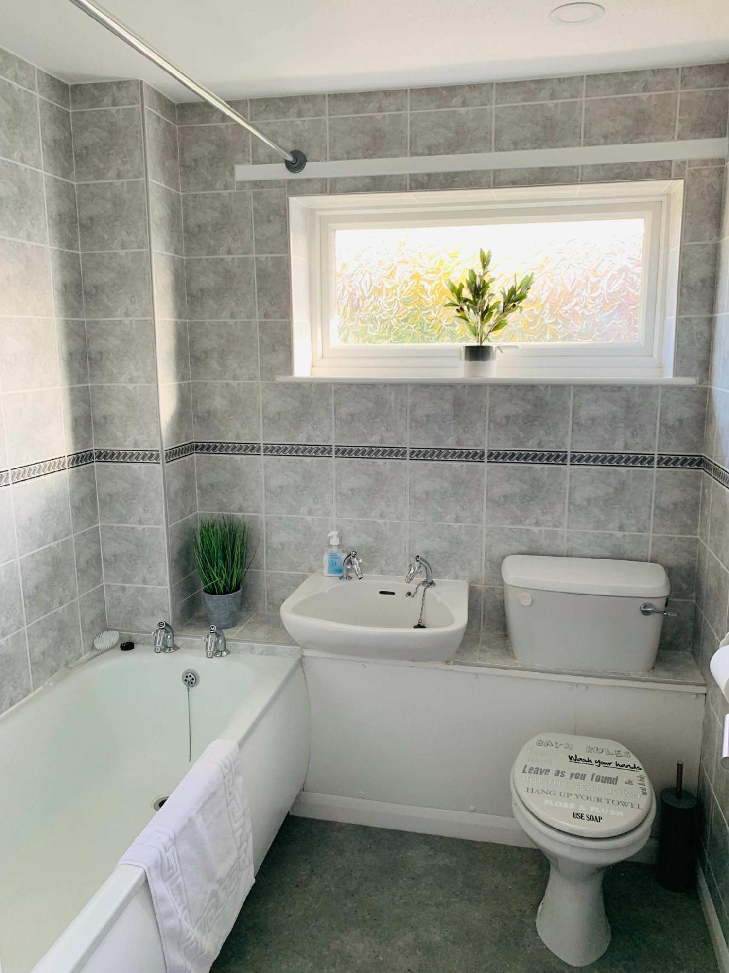 Spacious House, Free Parking & Patio Garden Farnham  Extérieur photo