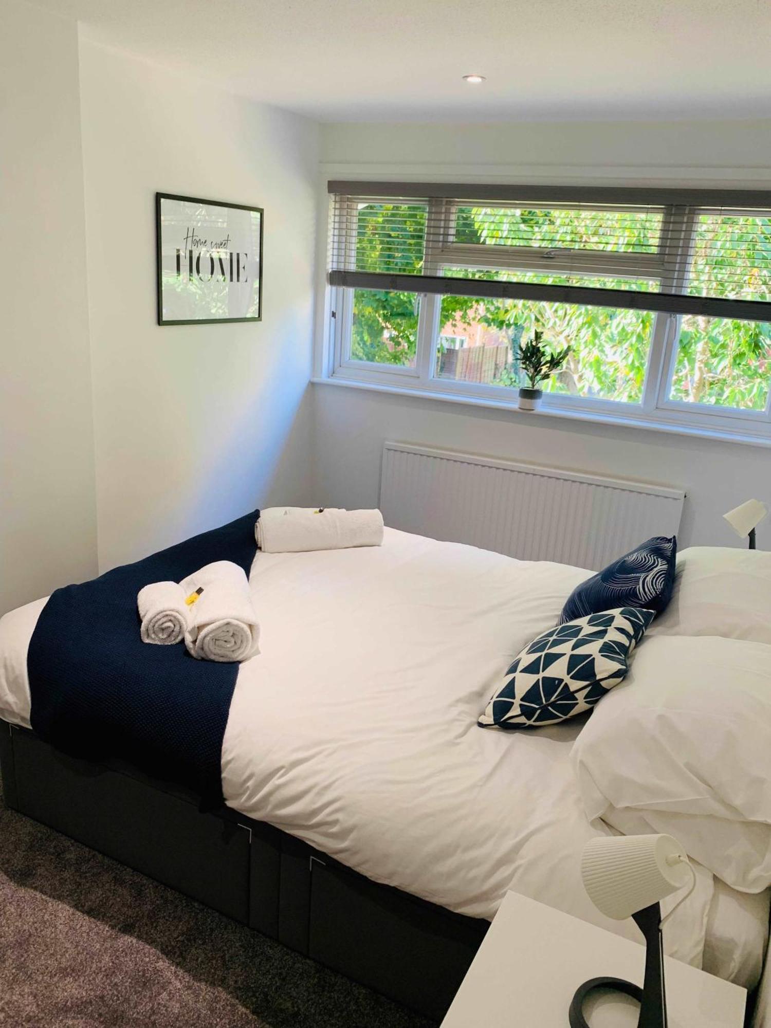 Spacious House, Free Parking & Patio Garden Farnham  Extérieur photo