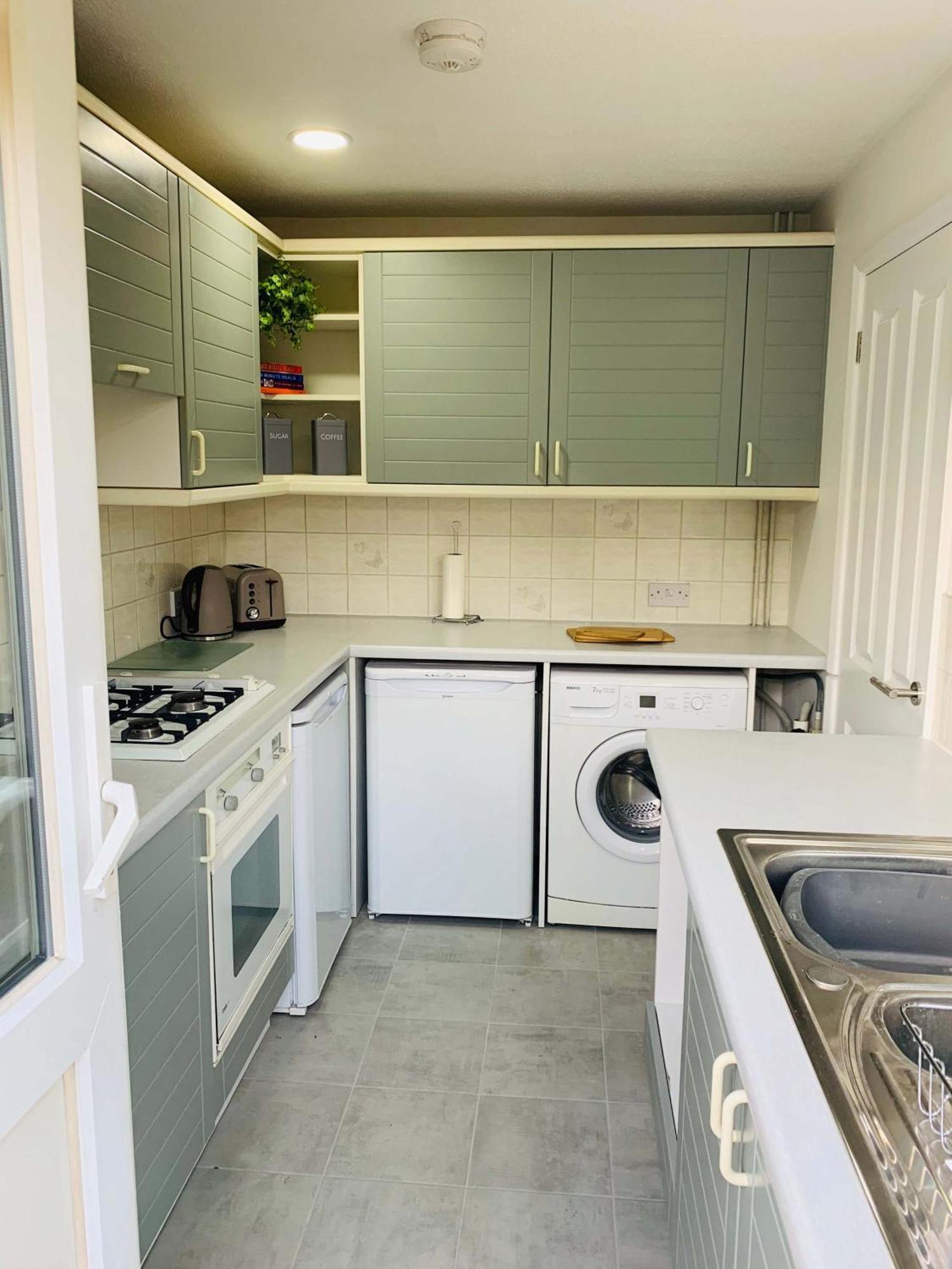 Spacious House, Free Parking & Patio Garden Farnham  Extérieur photo