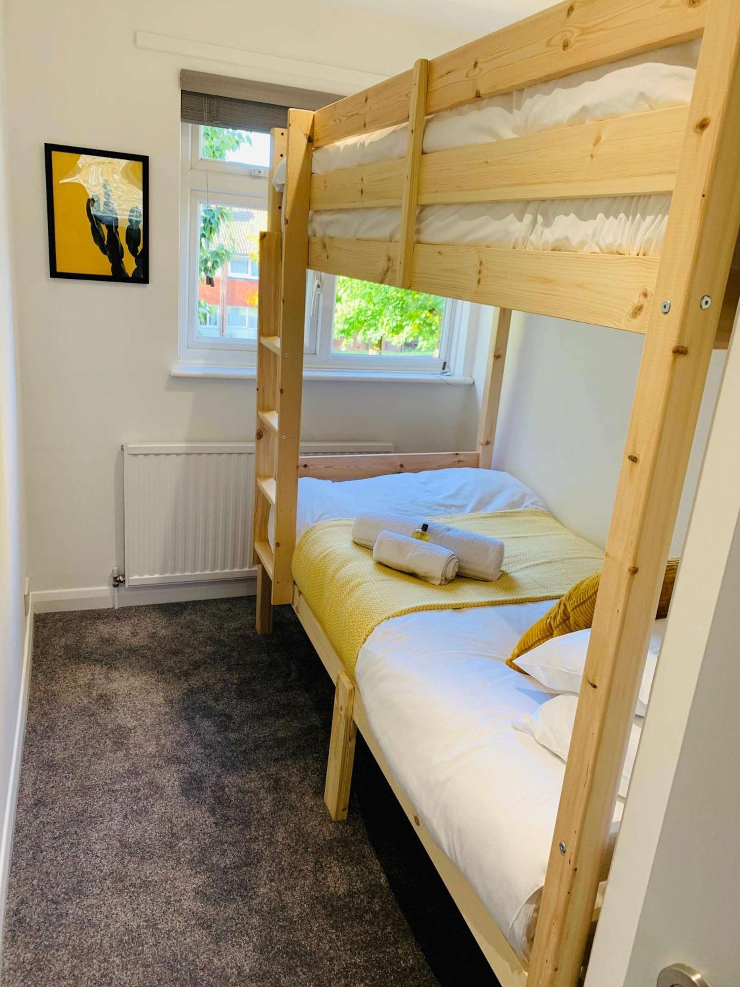 Spacious House, Free Parking & Patio Garden Farnham  Extérieur photo