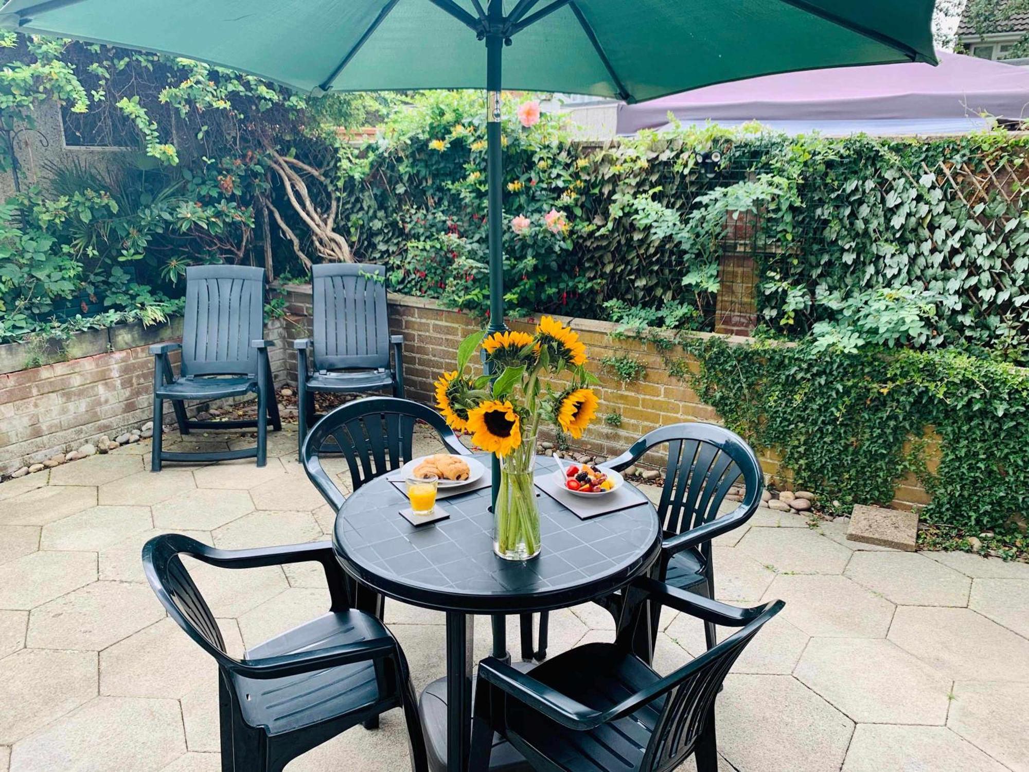 Spacious House, Free Parking & Patio Garden Farnham  Extérieur photo