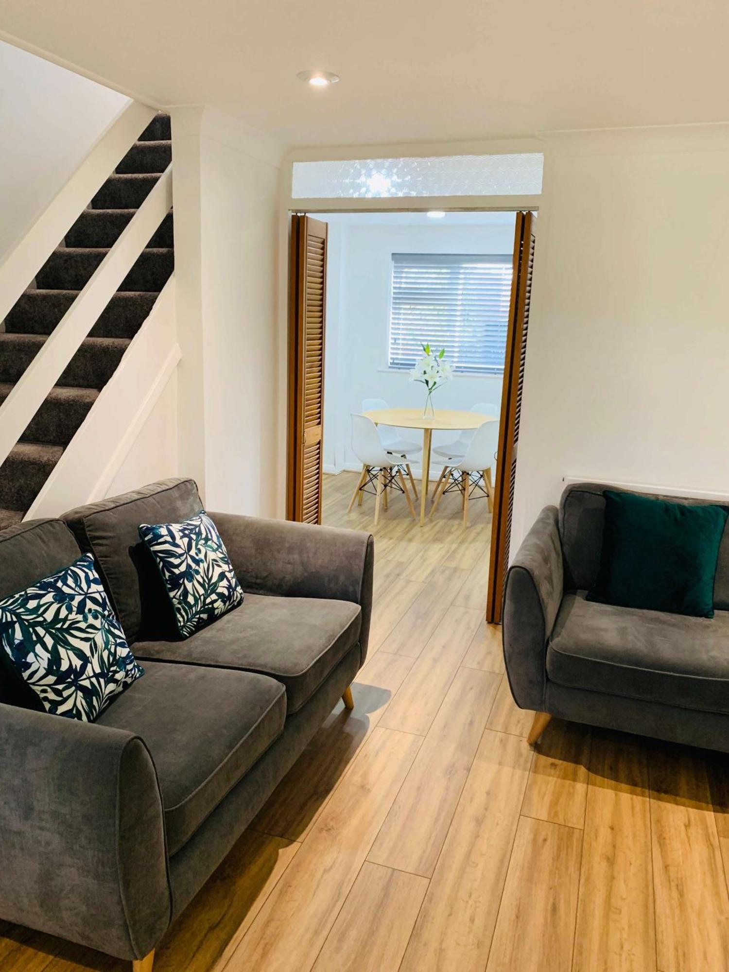 Spacious House, Free Parking & Patio Garden Farnham  Extérieur photo