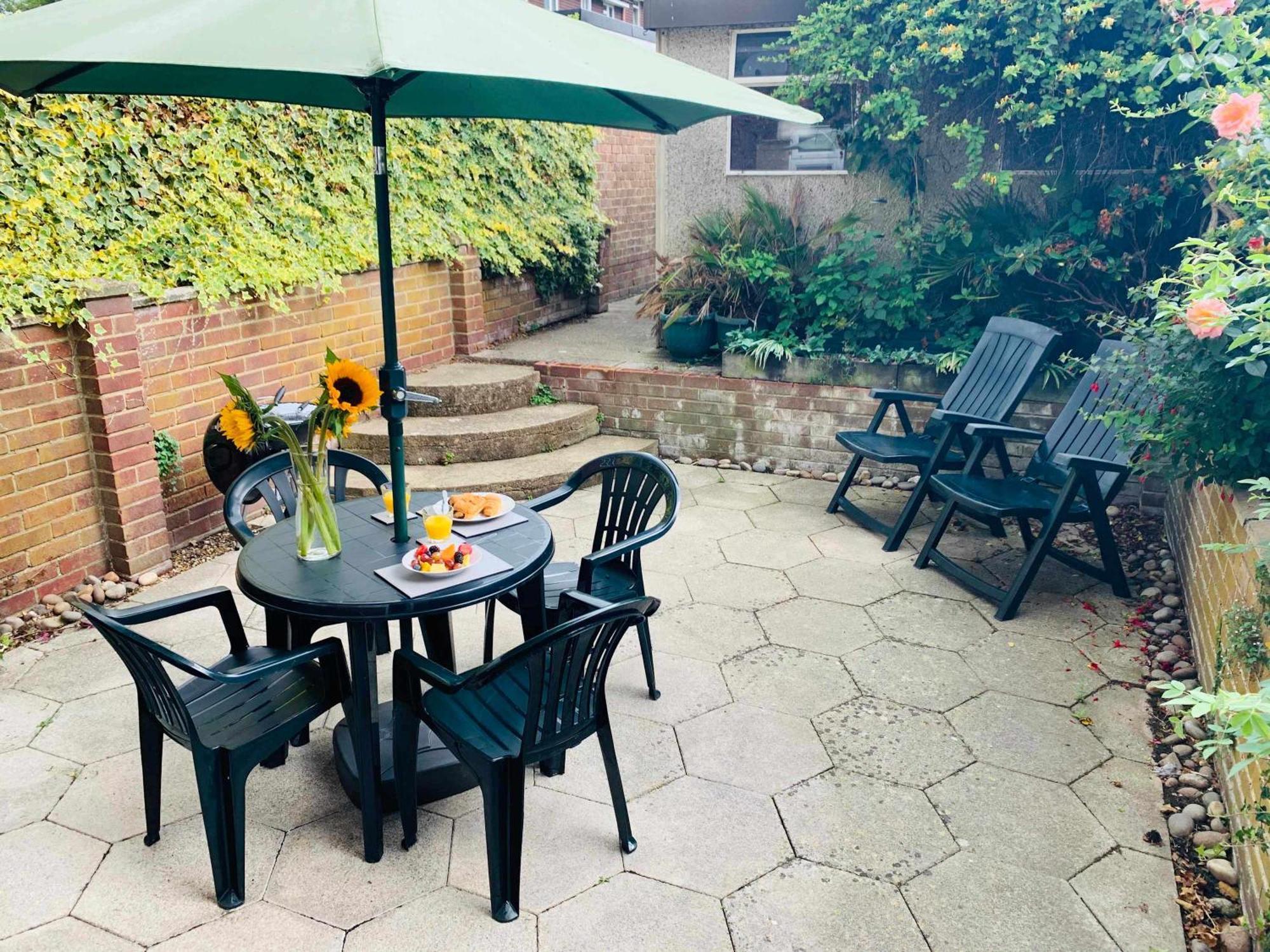 Spacious House, Free Parking & Patio Garden Farnham  Extérieur photo